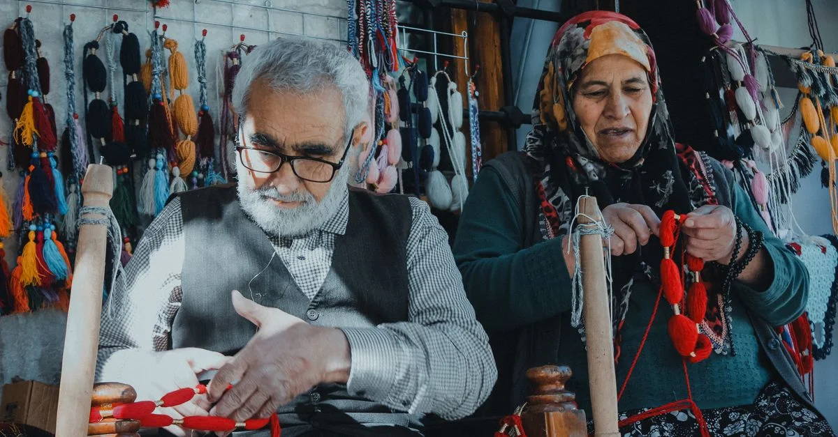 Artisans âgés tissant des textiles traditionnels à Şanlıurfa, en Turquie, mettant en valeur le patrimoine culturel.