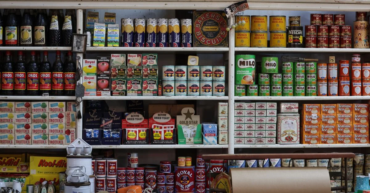 Une étagère de supermarché vintage remplie de produits et d'emballages rétro de différentes marques.